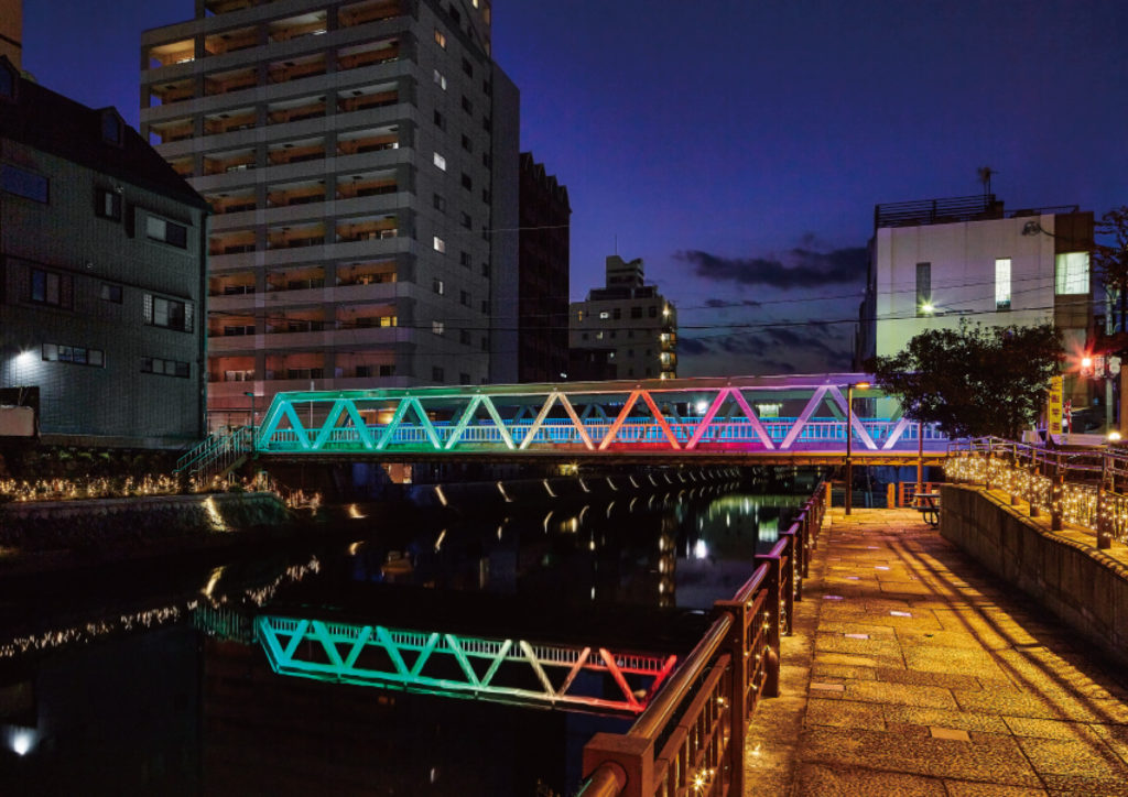 季節やイベントに合わせて色を変化させた中橋の写真