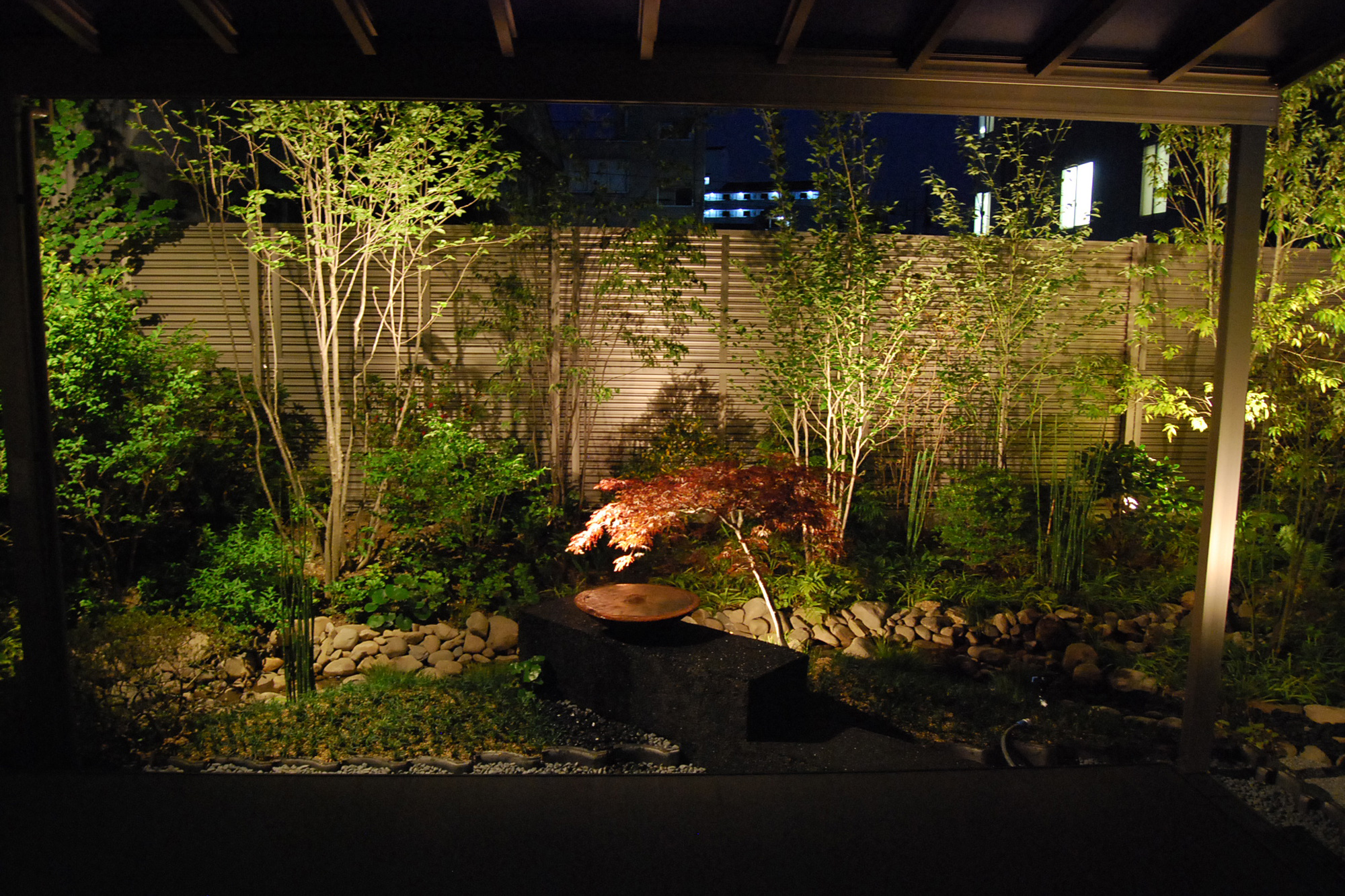 和風な庭園で樹木をライティングしている例の写真