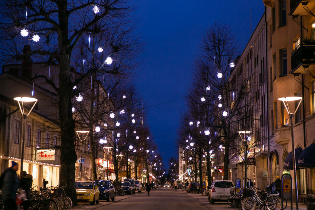特徴的なモチーフを吊り下げてイルミネーションした例