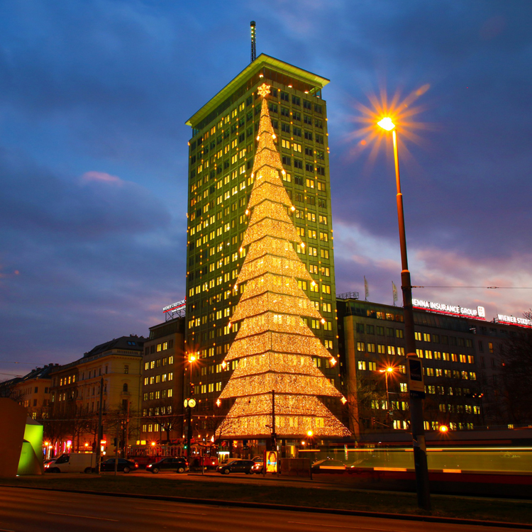 建物のファサードにクリスマスツリーの形をイルミネーションした例