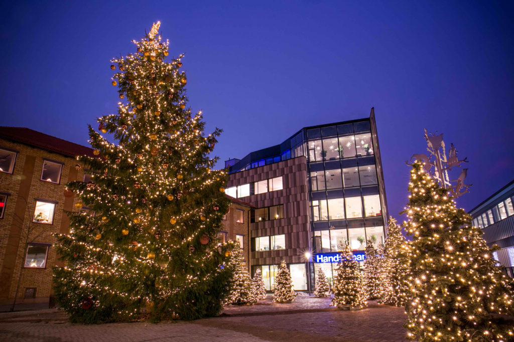 大きなクリスマスツリーを電球色でイルミネーションした例