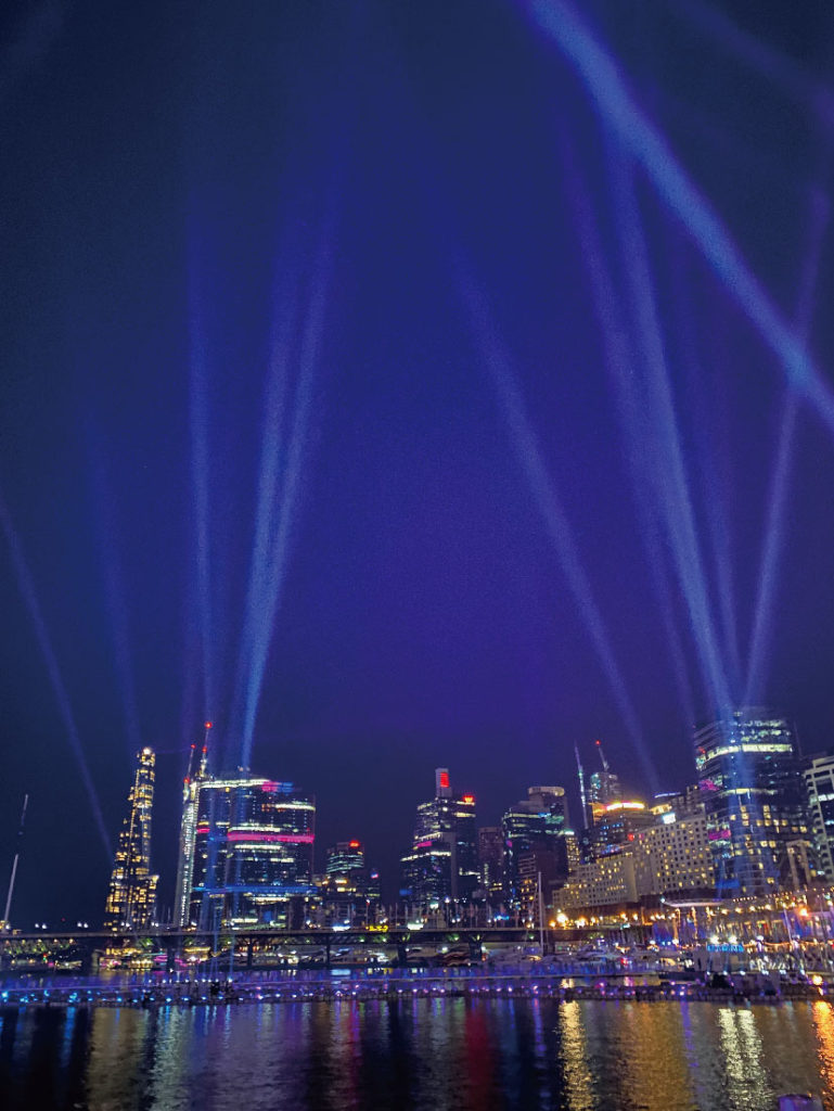Vivid Sydney中に空中を照らす大量のサーチライト