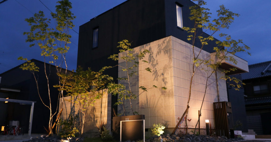 光の力でお家を彩る 庭照明のプロ「ライティングマイスター