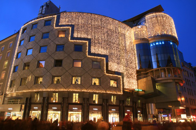 商業施設のクリスマスシーズの装飾