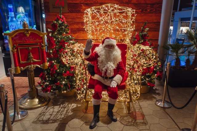 子供達に大人気のサンタクロースチェアと、ティディベア①