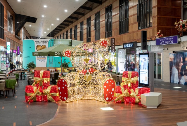 子供達に大人気のサンタクロースチェアと、ティディベア②