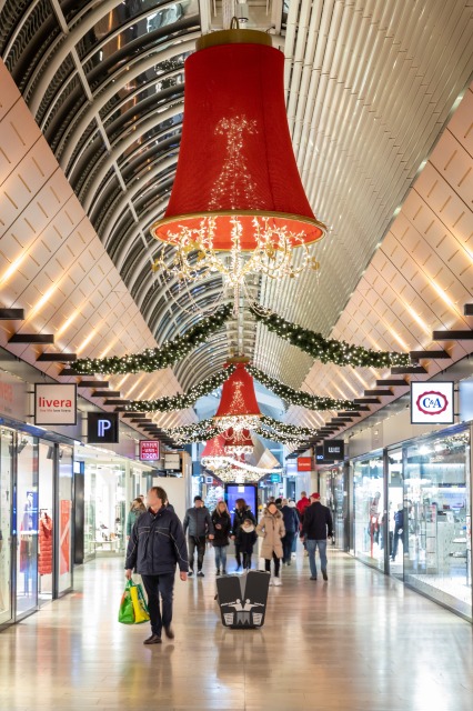 赤いランプカバー付のシャンデリア