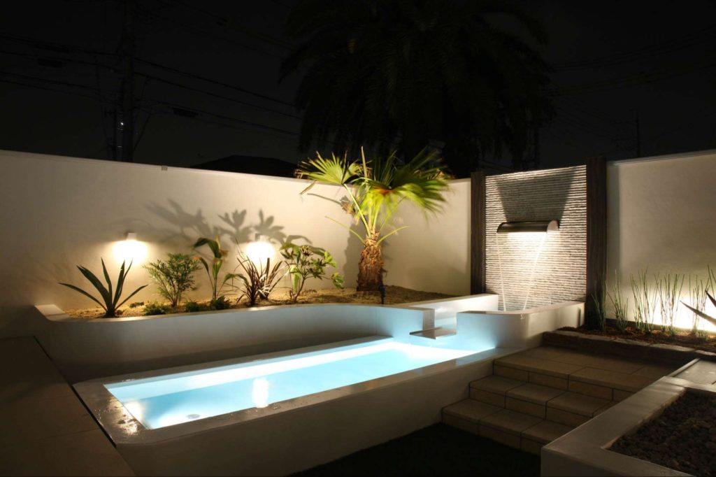 壁泉や水辺を白色でライトアップしているリゾート風ガーデン