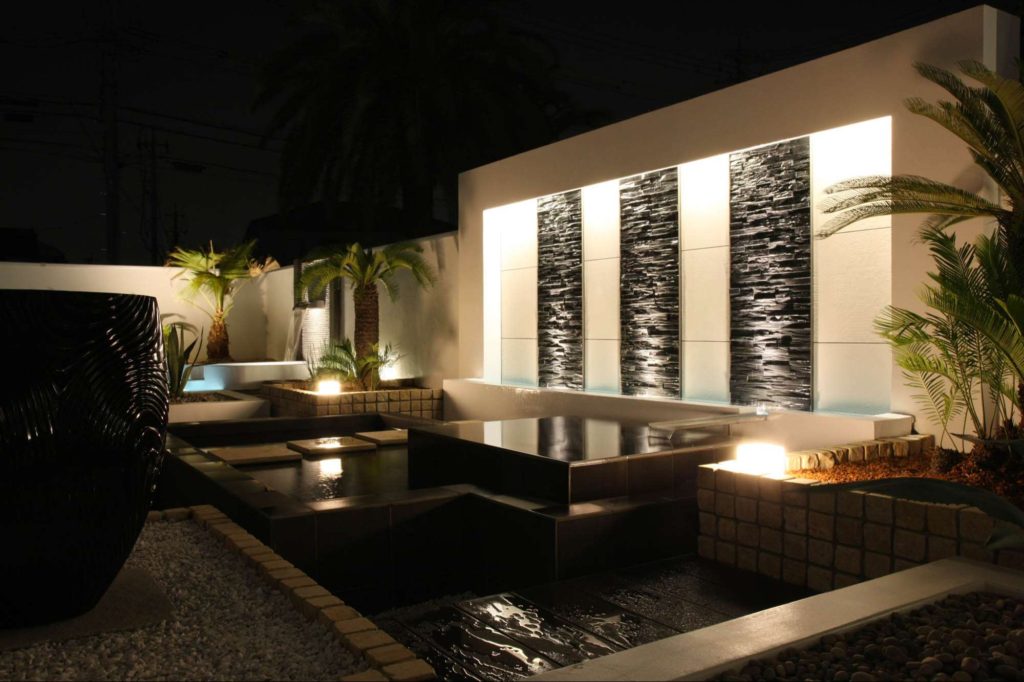 壁泉や水辺を白色でライトアップしているリゾート風ガーデン