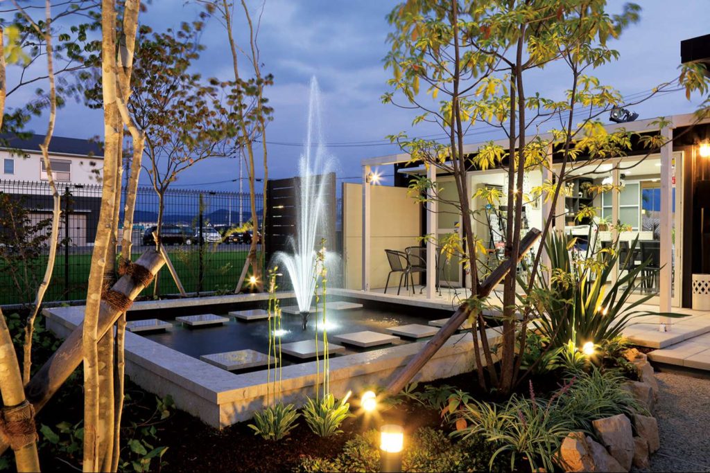 噴水をライトアップしているリゾート風ガーデン
