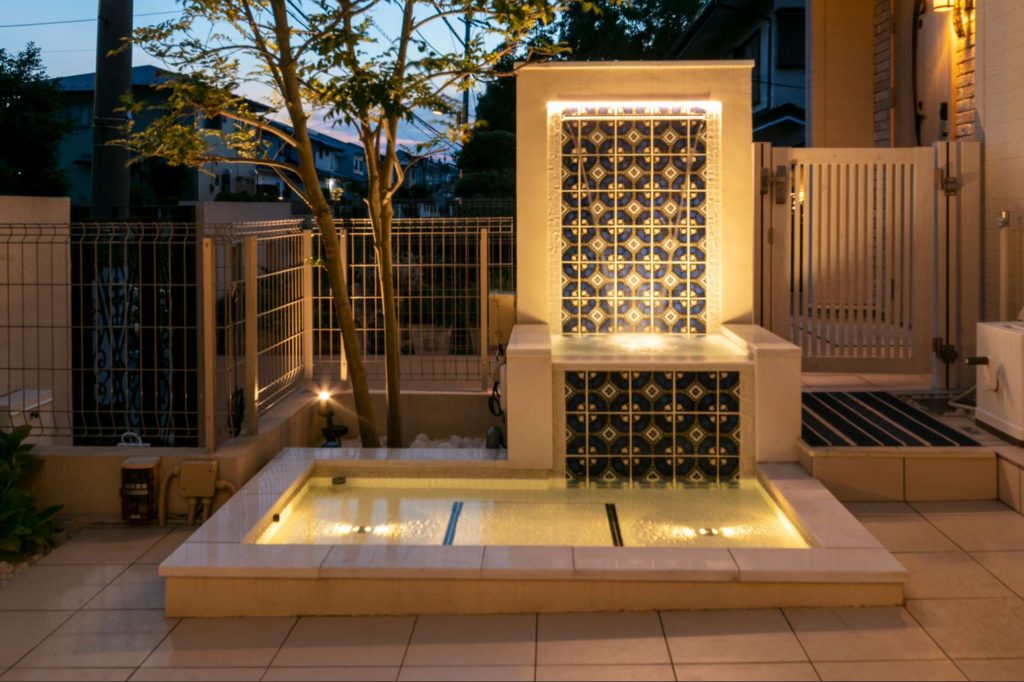 壁泉をライトアップしているリゾート風ガーデン