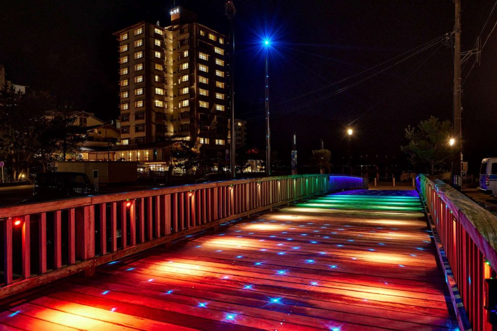 人が通ると色が変化する橋のライトアップ
