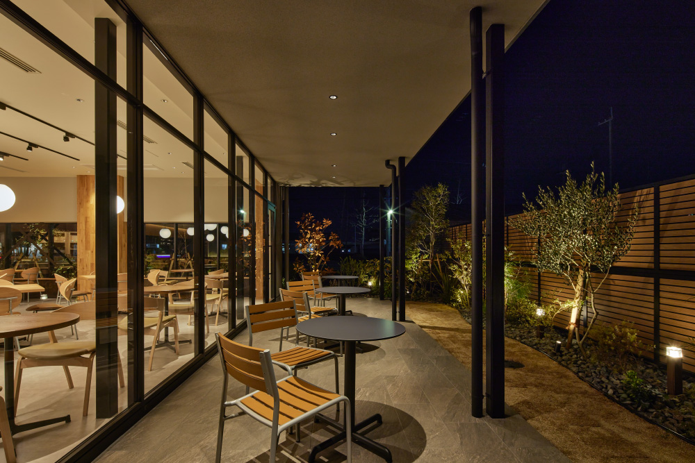 gli+cafeに取り入れられた建材と植栽と屋外照明