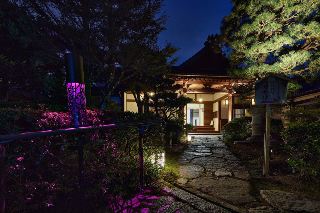 旧竹林院の庭園入口の夜の様子