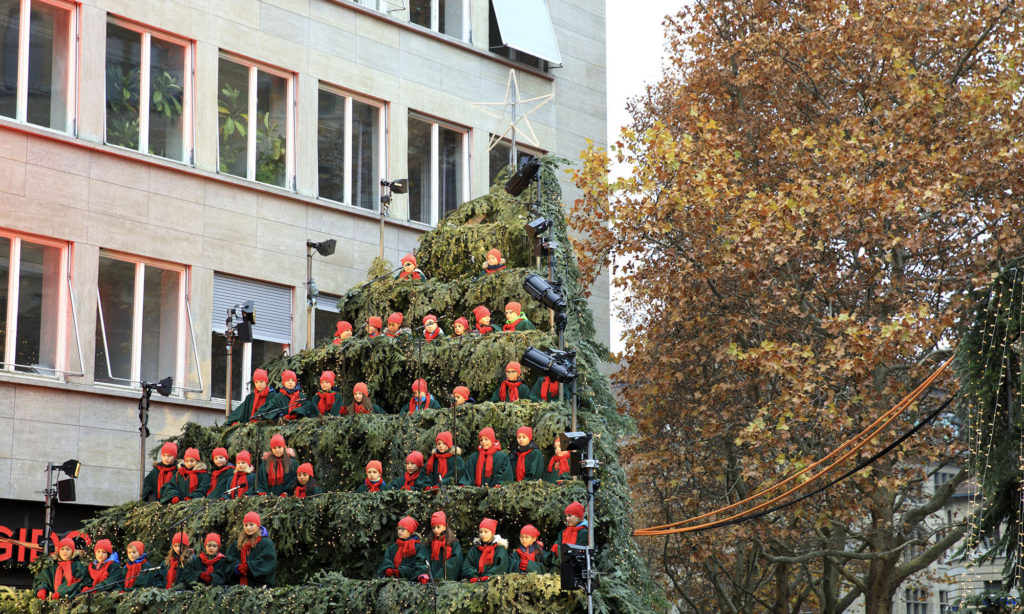 スイスで毎年行われているシンギングクリスマスツリーのイメージ