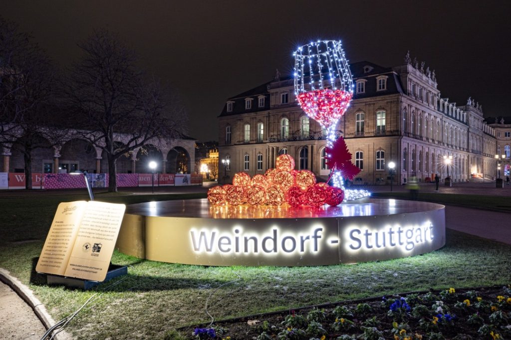 赤色がもたらす情熱的で華やかなイメージ