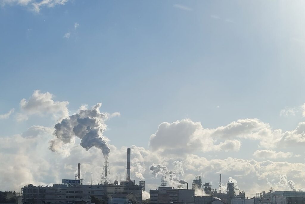 大気汚染物質であるVOCが環境に与える影響のイメージ