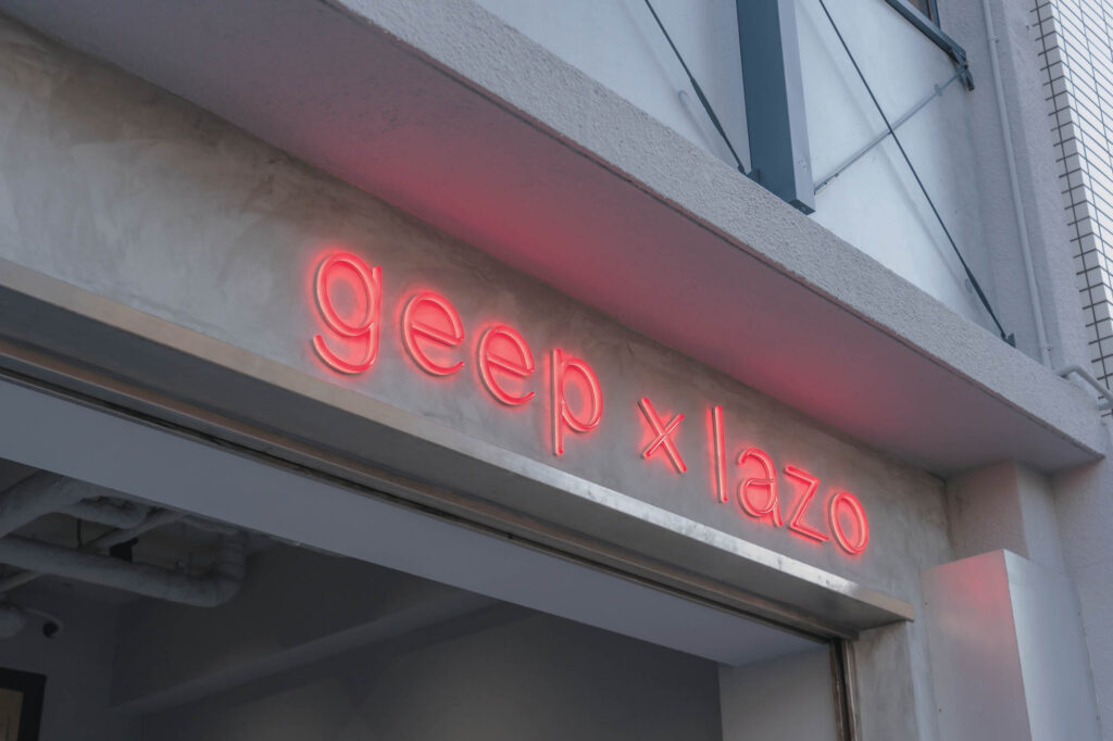 geep×lazoのLEDサイン事例