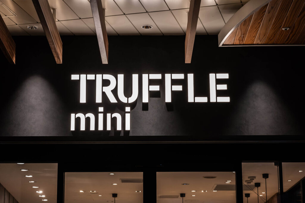 TRUFFLE mini JR千葉駅店のLEDサイン事例