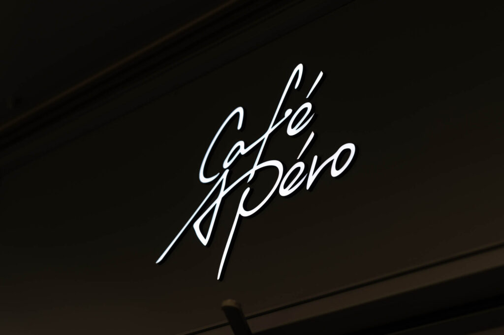Cafe AperoのLEDサイン事例