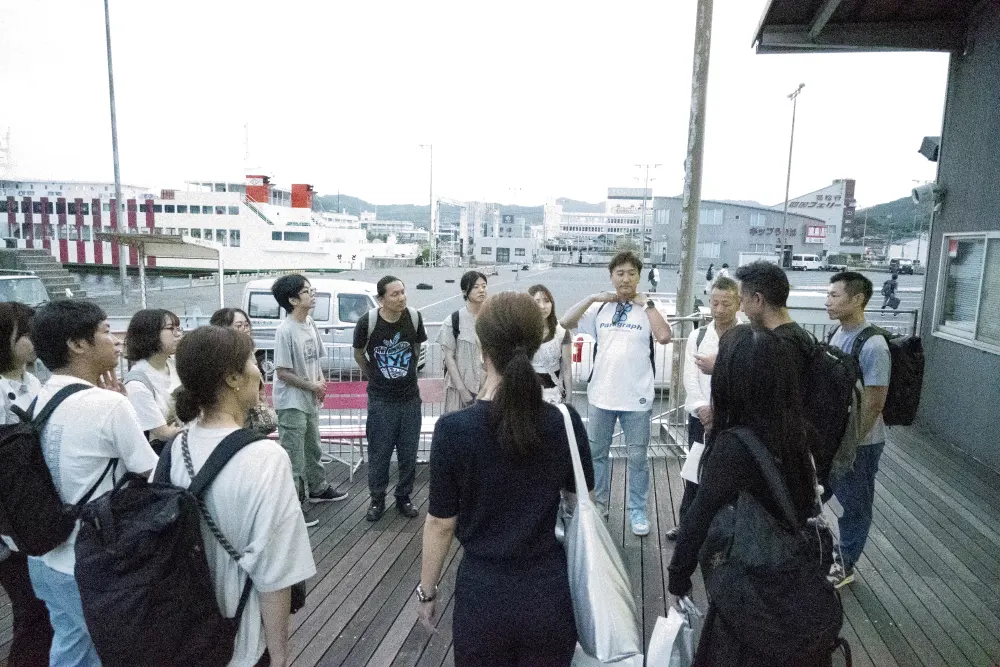 宇野港に到着し最終確認をしている様子