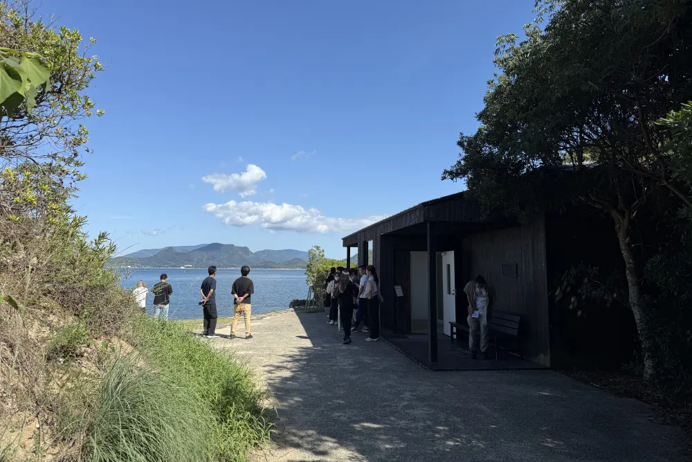 「心臓音のアーカイブ」の建物の外観と広がる自然