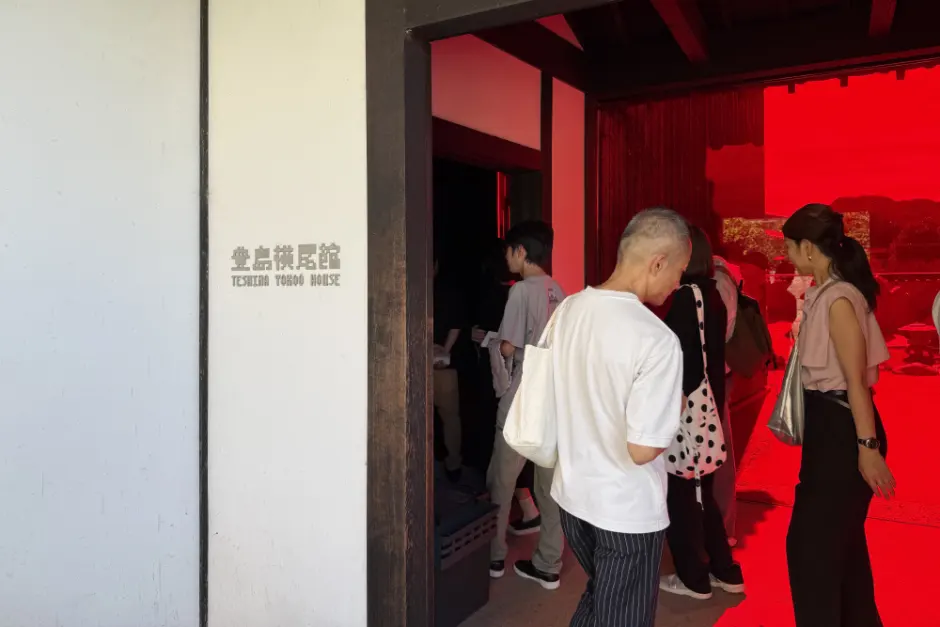 豊島横尾館のインパクトある赤い入口