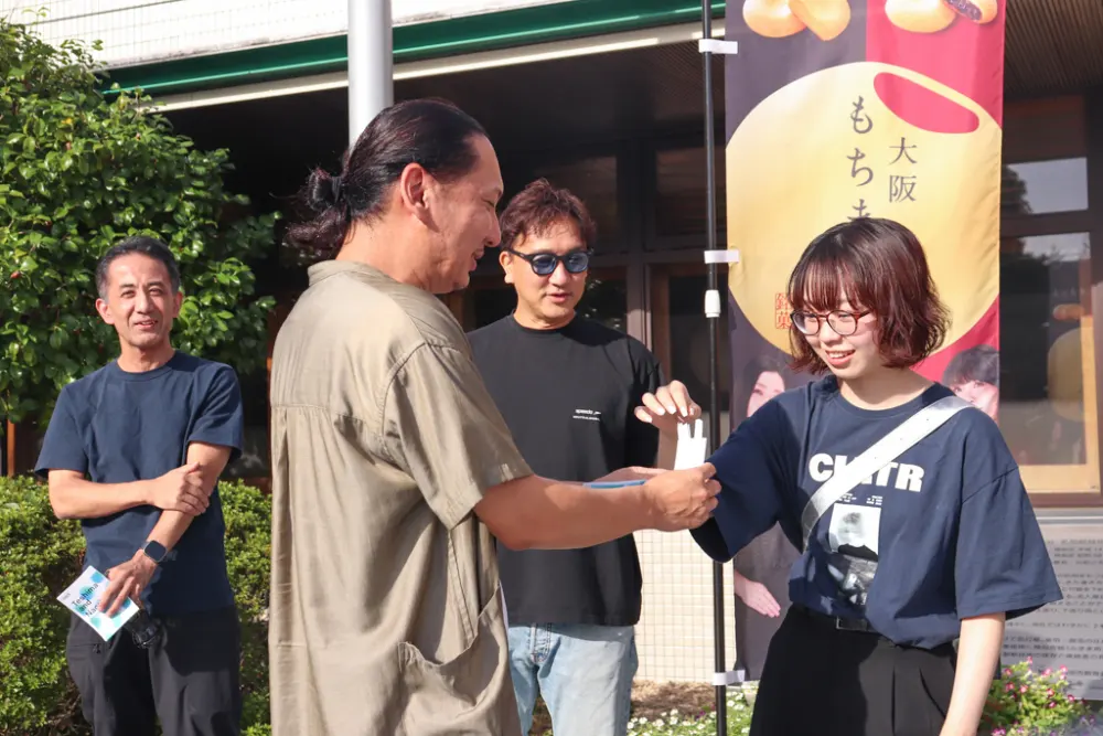 移動の車を割り振りをするくじ引きの様子