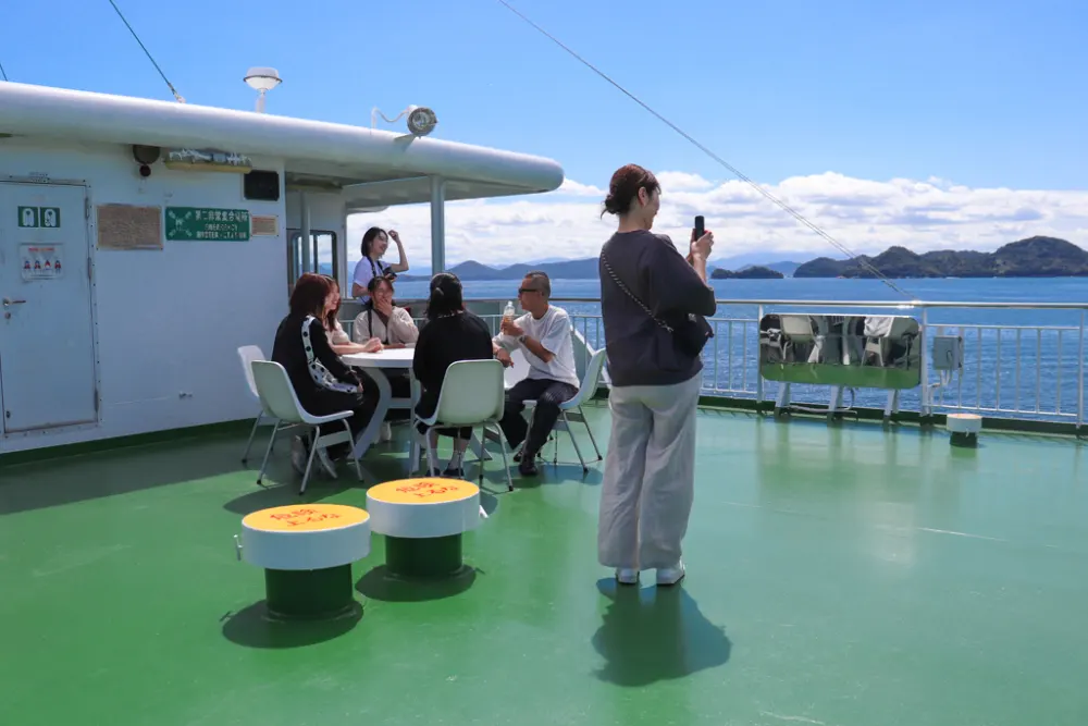 フェリー内での優雅なひと時を楽しむメンバー(デッキ)