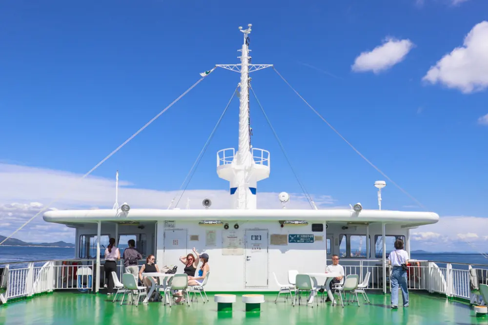 フェリーの開放的なデッキ