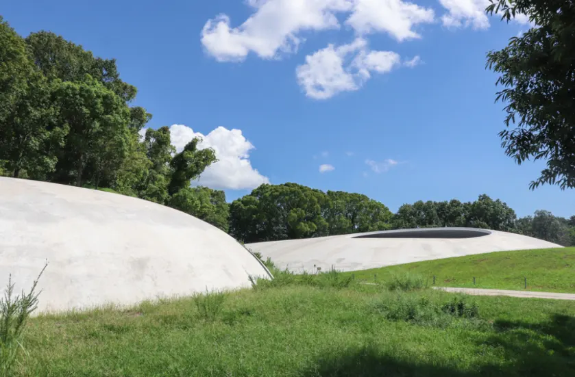 豊島美術館のカフェとショップの外観