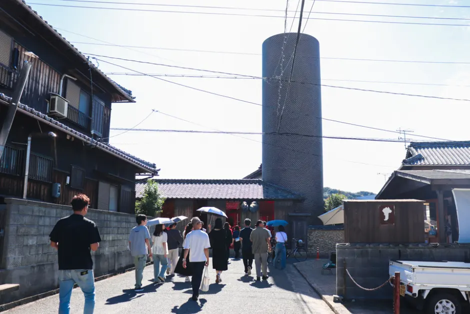 豊島横尾館の迫力のある円筒状の塔