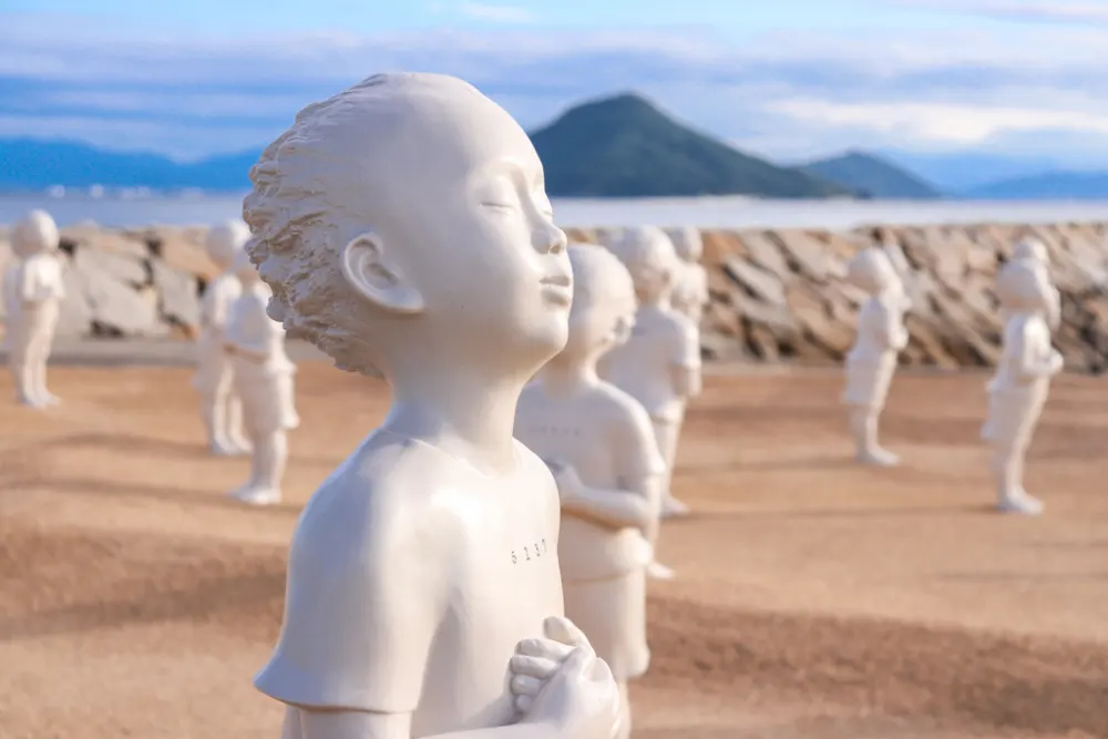 「国境を越えて・祈り」の作品の子どもの像