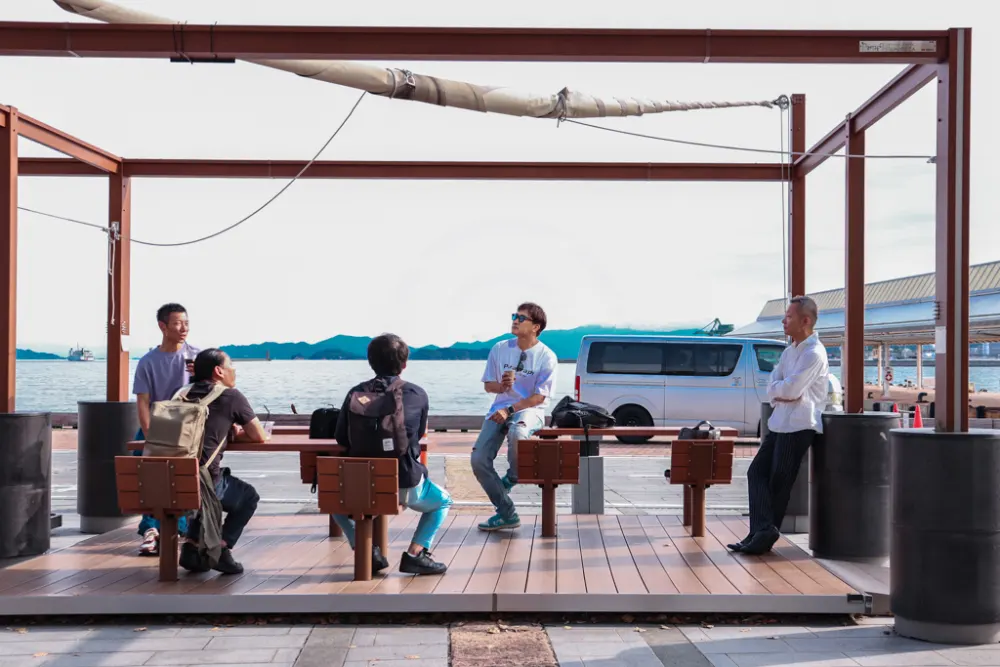 海を背景に朝の一杯をいただいている様子