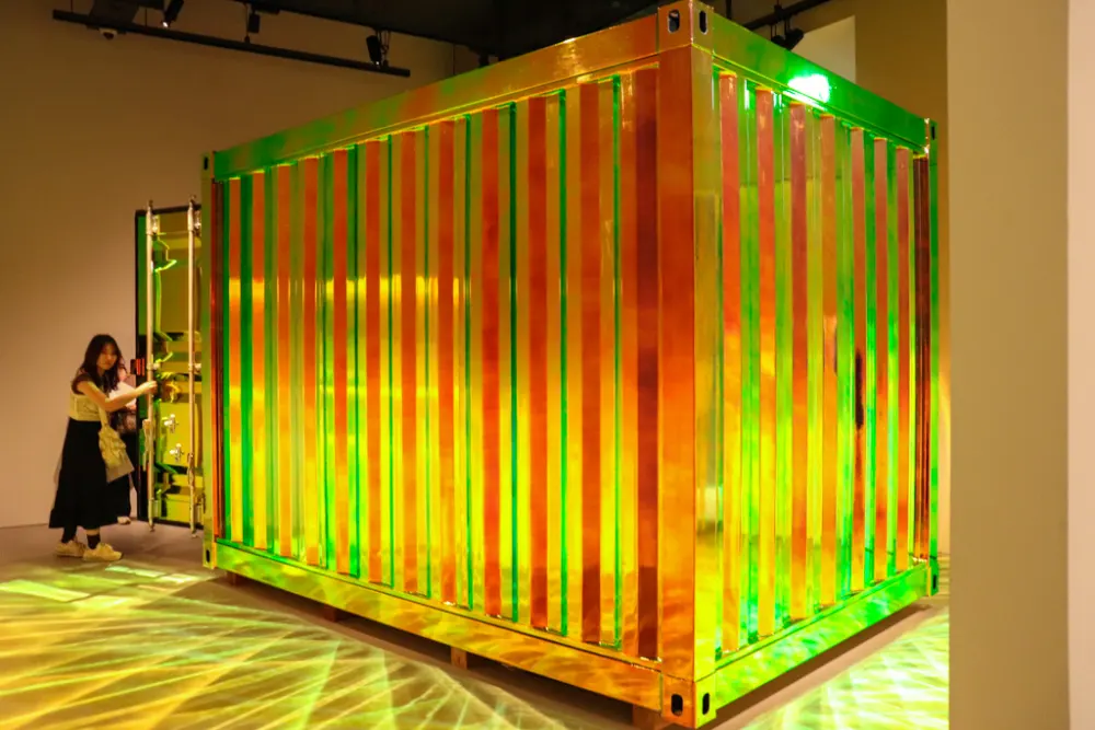 直島新美術館に展示されていた作品と鑑賞するメンバー