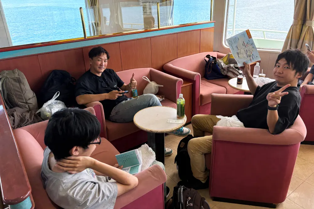 フェリー内での優雅なひと時を楽しむメンバー(フェリー内)