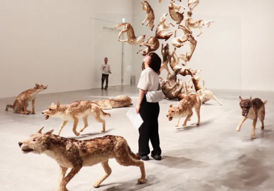 直島新美術館に展示されていた「ヘッド・オン」の作品と鑑賞するメンバー