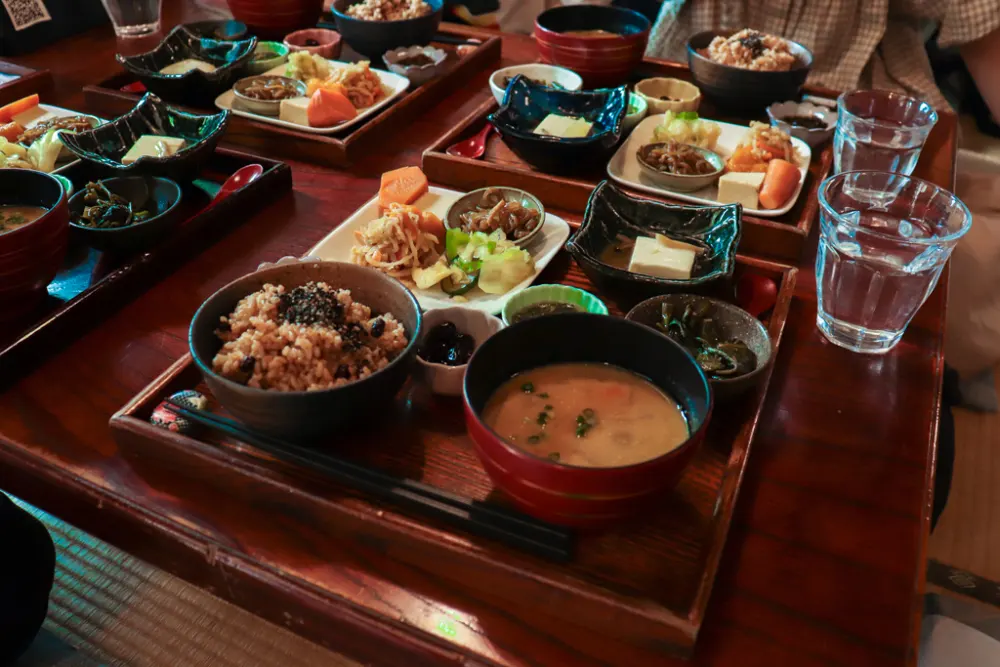 「あいすなお」でいただいた1食で20品目のランチセット