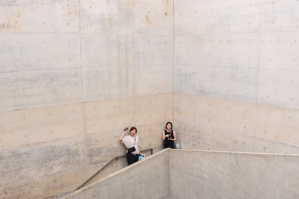 地中美術館への先入りを楽しむ勝ち組メンバー