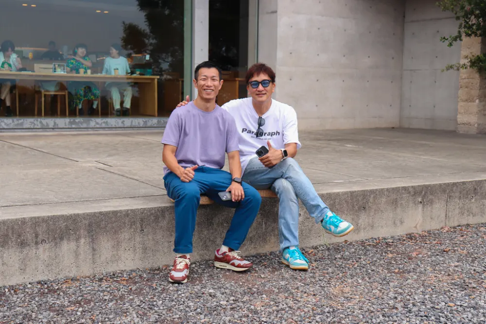 地中美術館のカフェテラスでの記念撮影