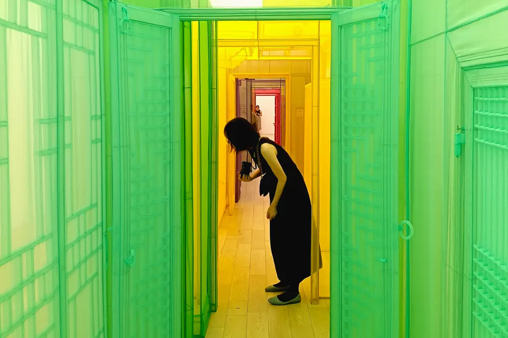 直島新美術館に展示されていた「Hub/s」の作品と鑑賞するメンバー