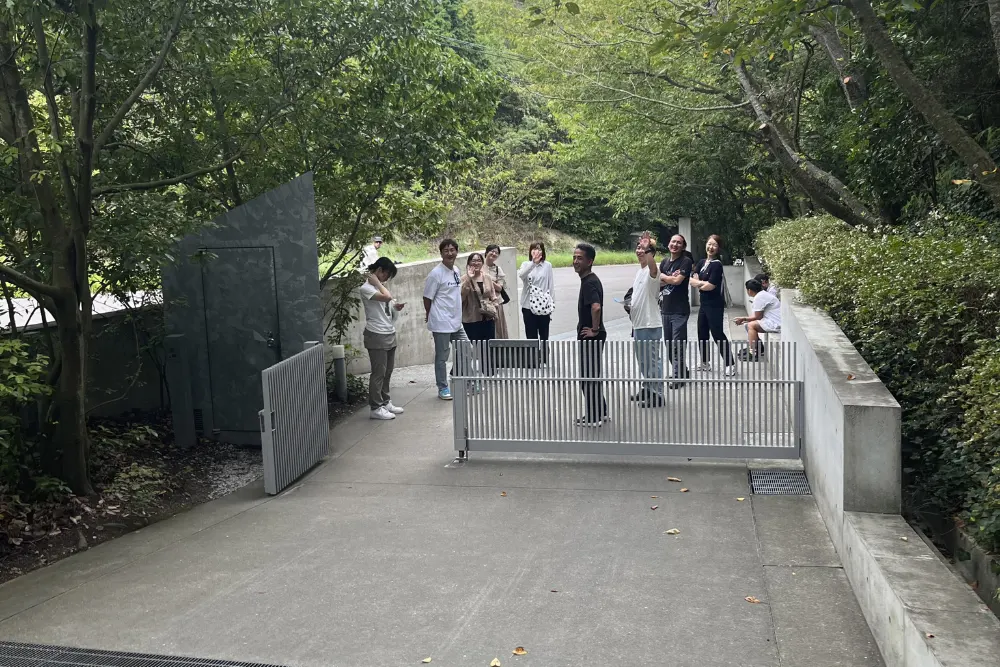 地中美術館への入館争いで負けてなお楽しげな負け組メンバー