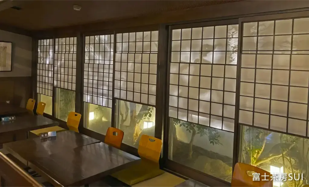 富士茶房 SUIの障子の開け閉めによって雰囲気が変わる店内からの眺めの様子