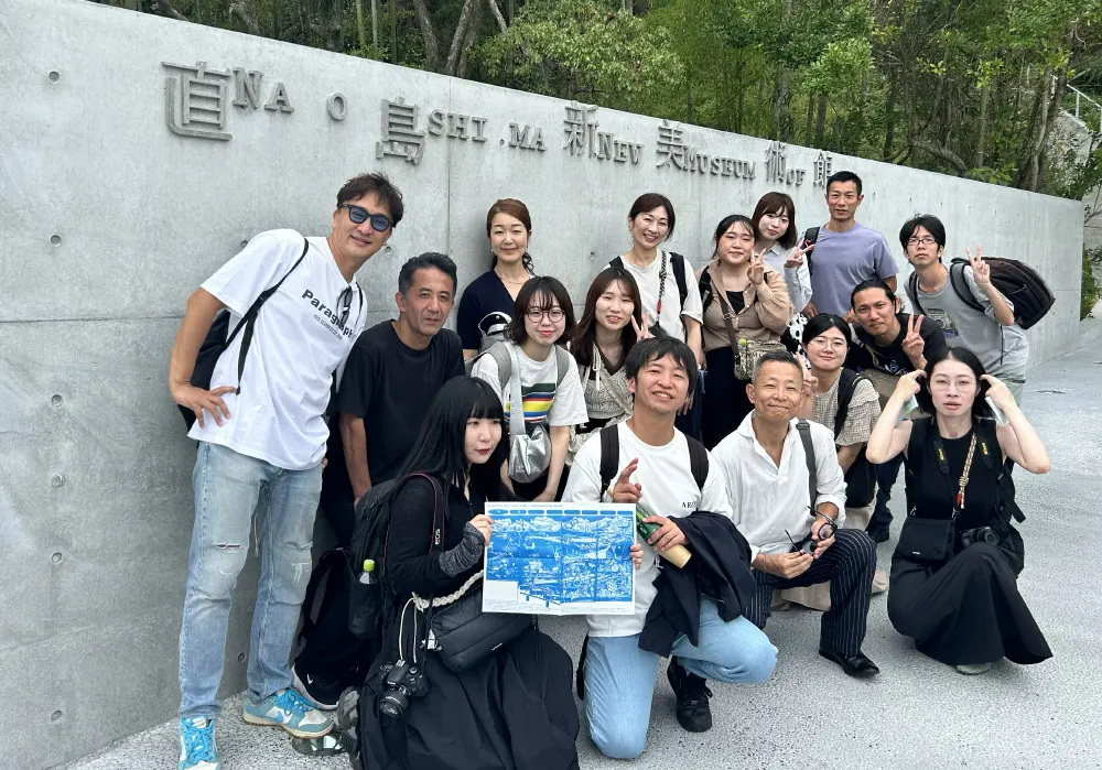 直島新美術館の入り口での集合写真