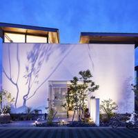 「夜の我が家がもっと好きになる」DIYの屋外照明 ひかりノベーション