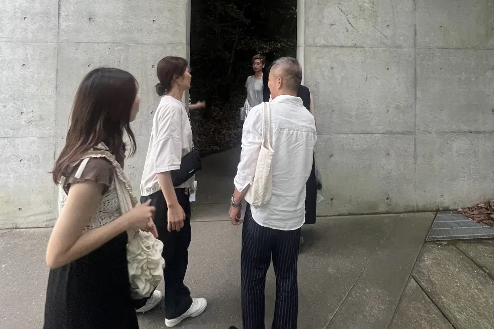 地中美術館にお先に入館する勝ち組メンバー