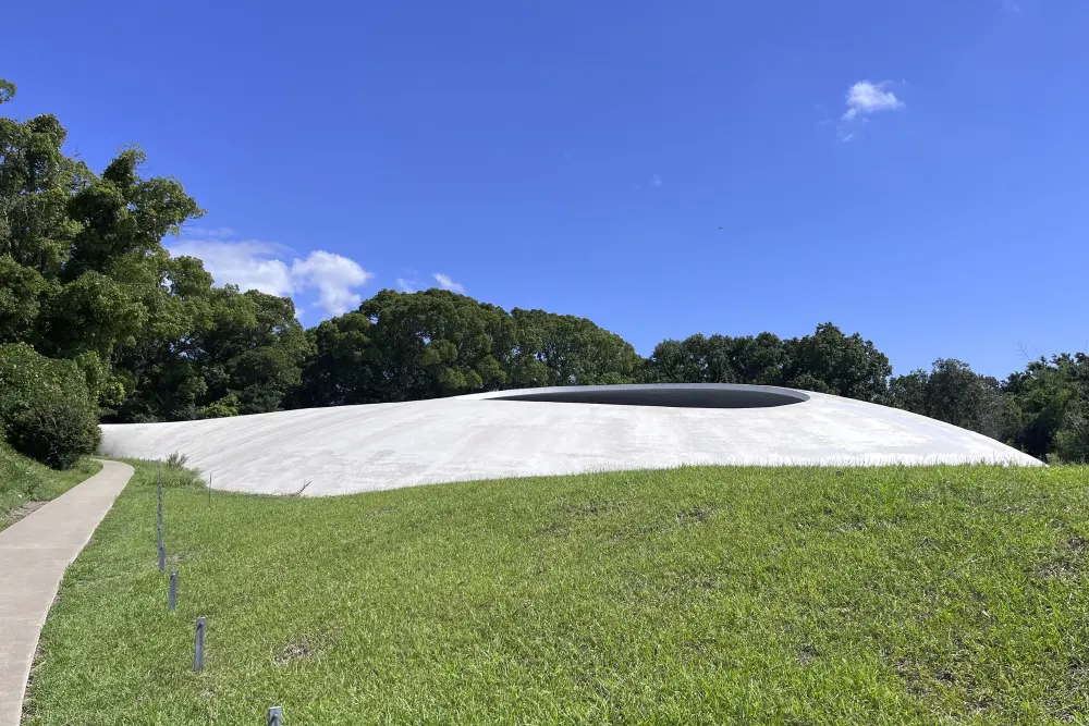 「豊島美術館」母型の外観