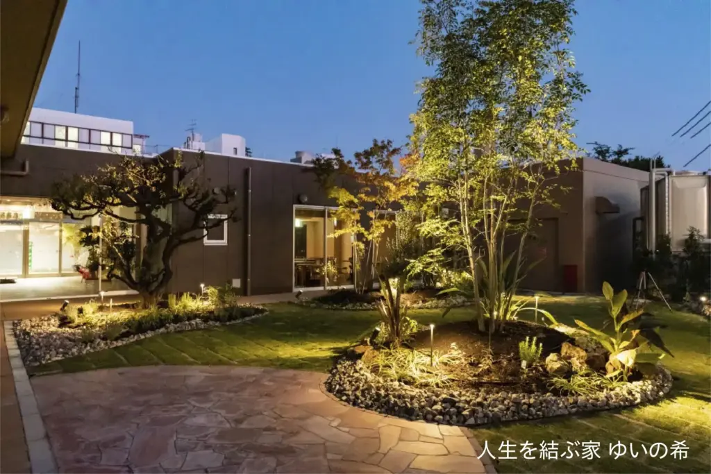 樹木を照らしつつも光の重心を下げた演出のイメージ