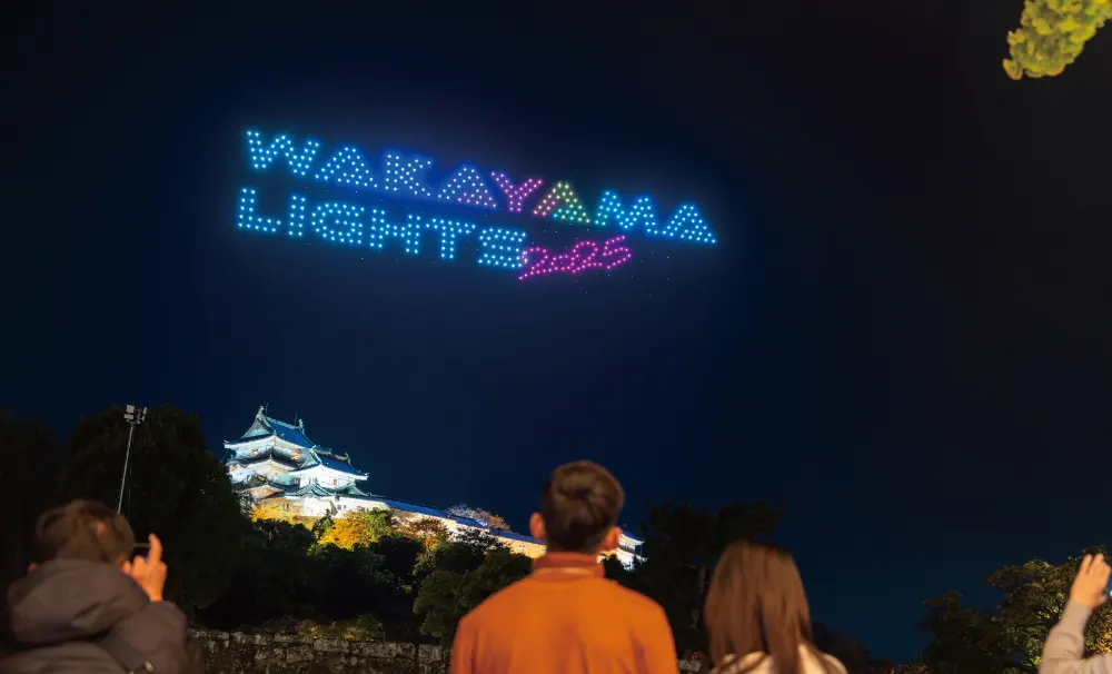 和歌山城ドローンショー「WAKAYAMA LIGHTS 2025」の様子1