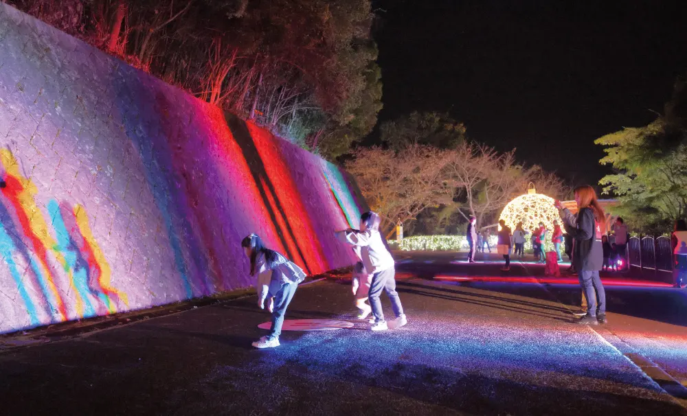 フェスタ・ルーチェ in えひめこどもの城の「Colorful Shadow (カラフルシャドー)」の様子